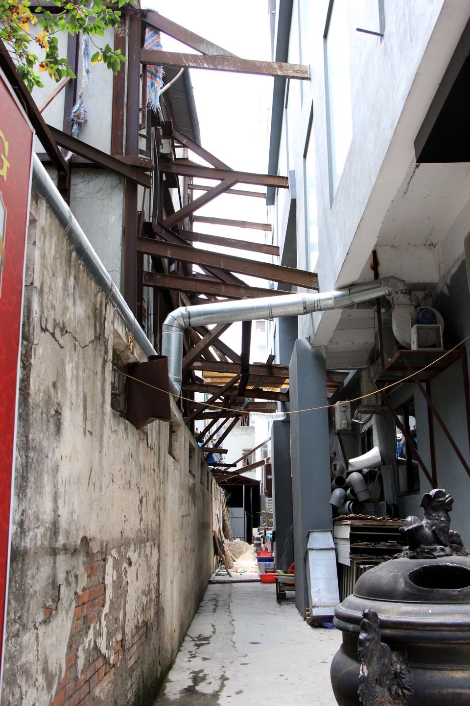 Hà Nội: Hàng loạt căn nhà xiêu vẹo, phải chống nạng tựa vào nhà chung cư - 9 Hà Nội: Hàng loạt căn nhà xiêu vẹo, phải chống nạng tựa vào nhà chung cư - 9