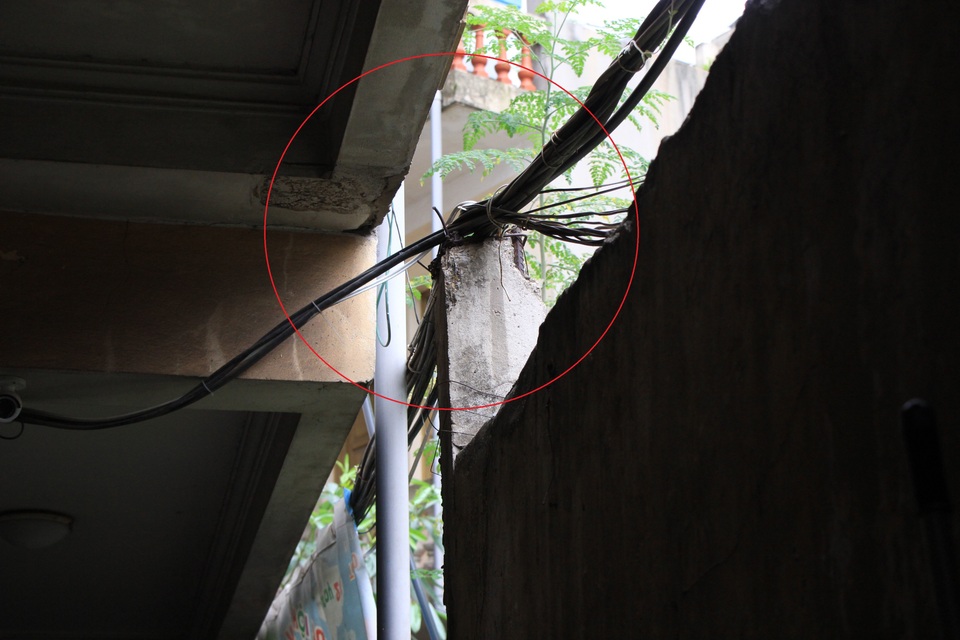 Hà Nội: Hàng loạt căn nhà xiêu vẹo, phải chống nạng tựa vào nhà chung cư - 12 Hà Nội: Hàng loạt căn nhà xiêu vẹo, phải chống nạng tựa vào nhà chung cư - 12