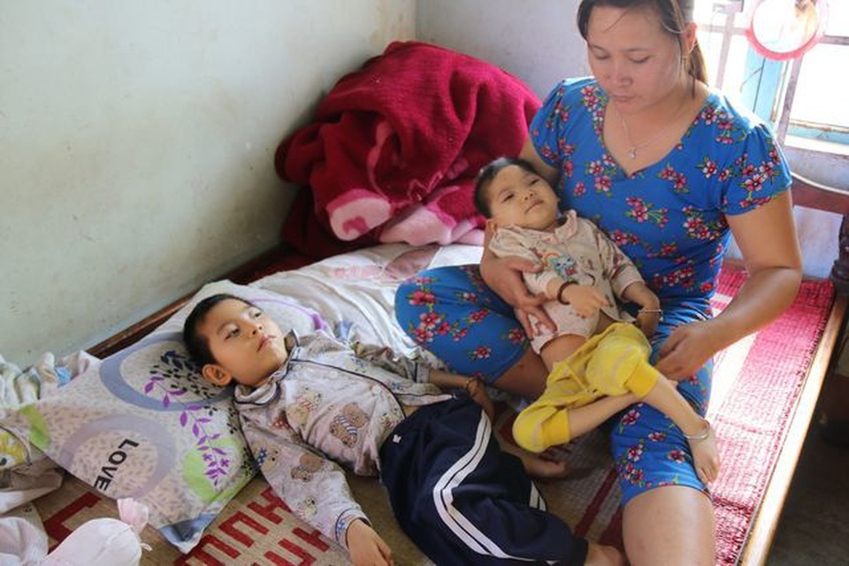 Bạn đọc Dân trí giúp đỡ hai bé gái bị não chất trắng hơn 88 triệu đồng - 3 Bạn đọc Dân trí giúp đỡ hai bé gái bị não chất trắng hơn 88 triệu đồng - 3