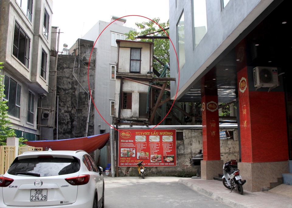 Hà Nội: Hàng loạt căn nhà xiêu vẹo, phải chống nạng tựa vào nhà chung cư - 14 Hà Nội: Hàng loạt căn nhà xiêu vẹo, phải chống nạng tựa vào nhà chung cư - 14