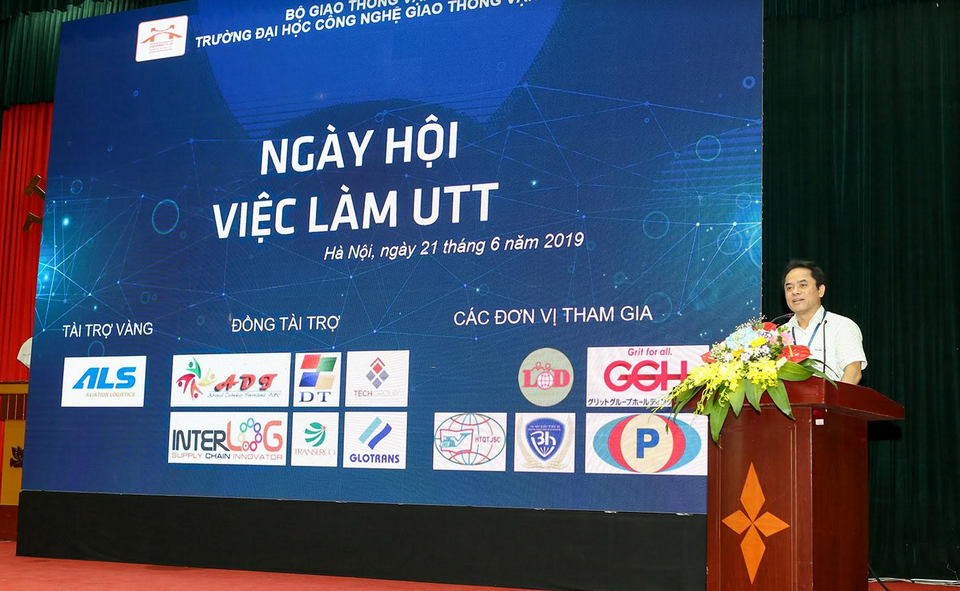 Hàng trăm sinh viên được tuyển dụng ngay trong lễ trao bằng tốt nghiệp - 4 Hàng trăm sinh viên được tuyển dụng ngay trong lễ trao bằng tốt nghiệp - 4