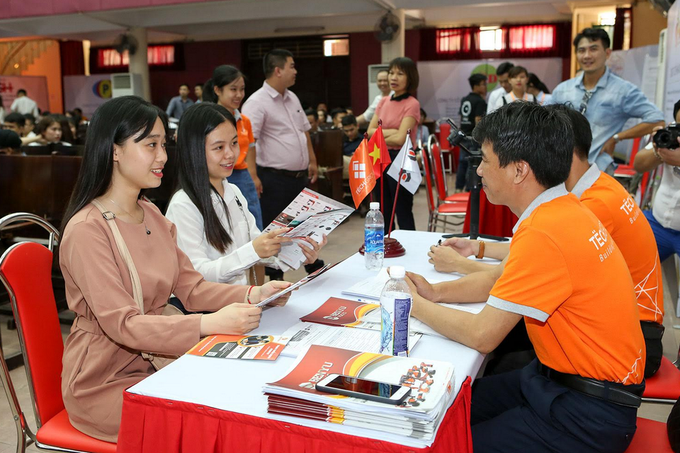 Hàng trăm sinh viên được tuyển dụng ngay trong lễ trao bằng tốt nghiệp - 6 Hàng trăm sinh viên được tuyển dụng ngay trong lễ trao bằng tốt nghiệp - 6