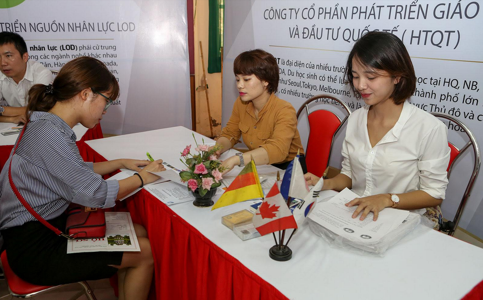 Hàng trăm sinh viên được tuyển dụng ngay trong lễ trao bằng tốt nghiệp - 11 Hàng trăm sinh viên được tuyển dụng ngay trong lễ trao bằng tốt nghiệp - 11