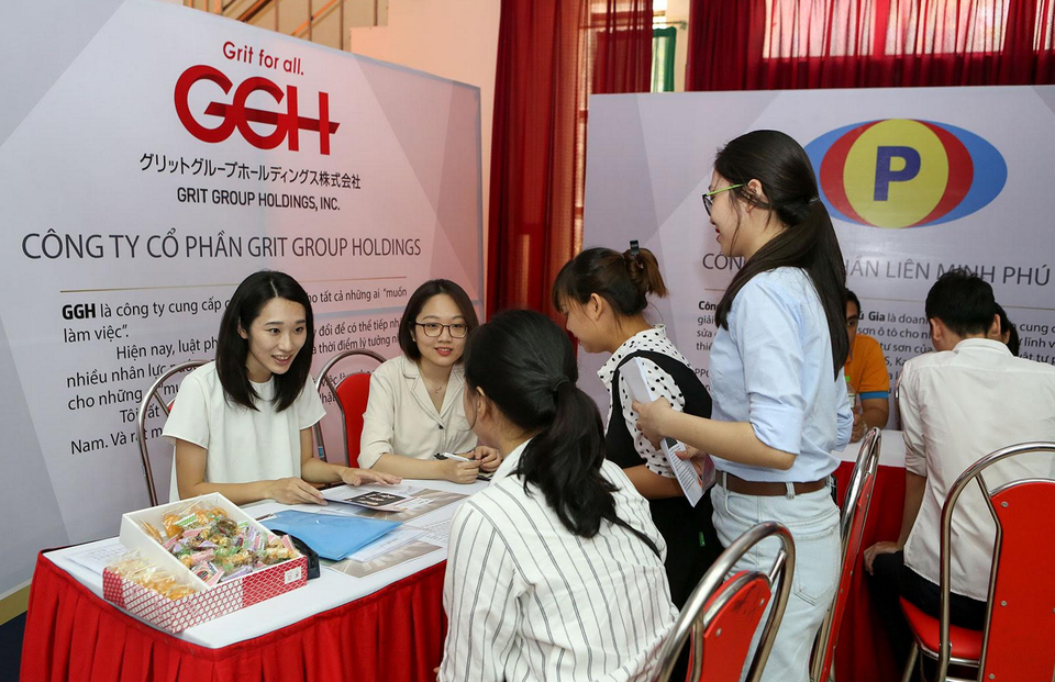 Hàng trăm sinh viên được tuyển dụng ngay trong lễ trao bằng tốt nghiệp - 3 Hàng trăm sinh viên được tuyển dụng ngay trong lễ trao bằng tốt nghiệp - 3