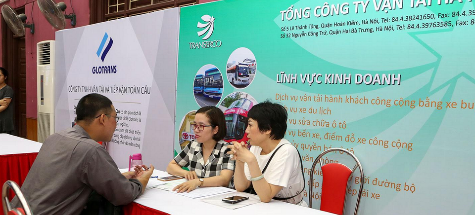 Hàng trăm sinh viên được tuyển dụng ngay trong lễ trao bằng tốt nghiệp - 5 Hàng trăm sinh viên được tuyển dụng ngay trong lễ trao bằng tốt nghiệp - 5
