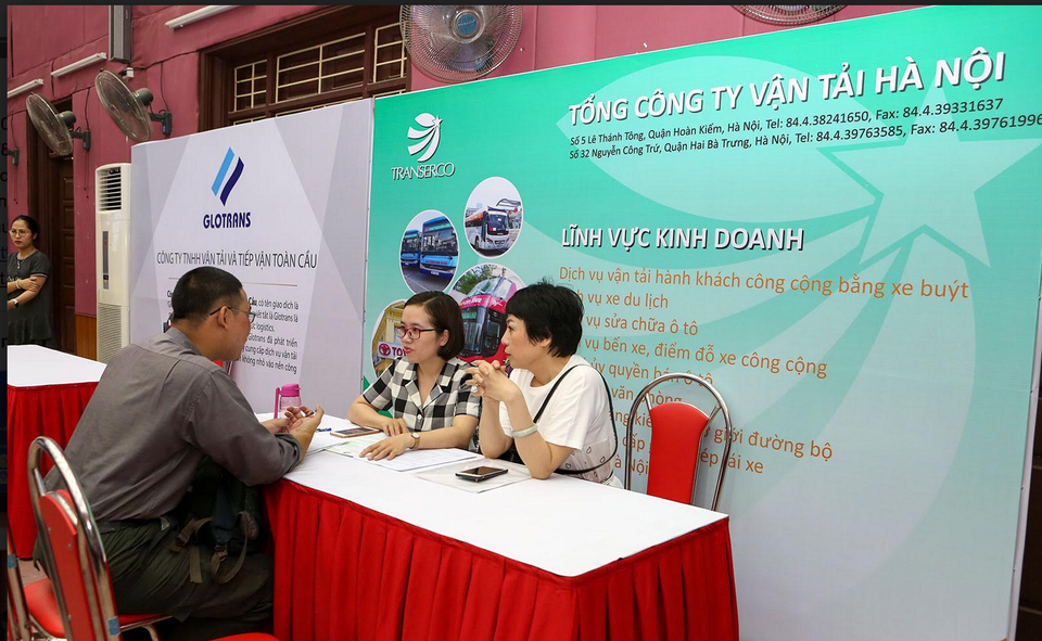 Hàng trăm sinh viên được tuyển dụng ngay trong lễ trao bằng tốt nghiệp - 8 Hàng trăm sinh viên được tuyển dụng ngay trong lễ trao bằng tốt nghiệp - 8