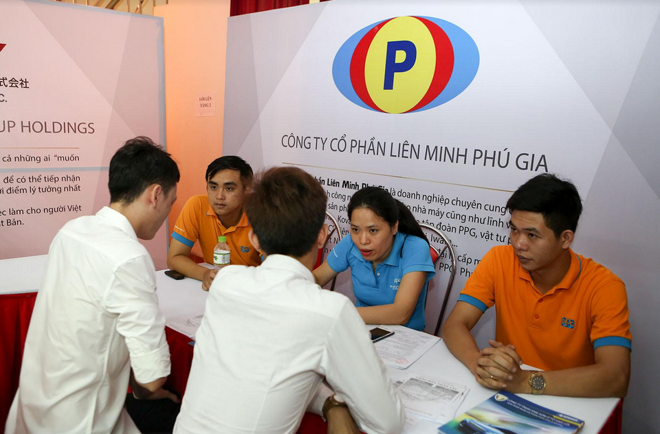 Hàng trăm sinh viên được tuyển dụng ngay trong lễ trao bằng tốt nghiệp - 9 Hàng trăm sinh viên được tuyển dụng ngay trong lễ trao bằng tốt nghiệp - 9