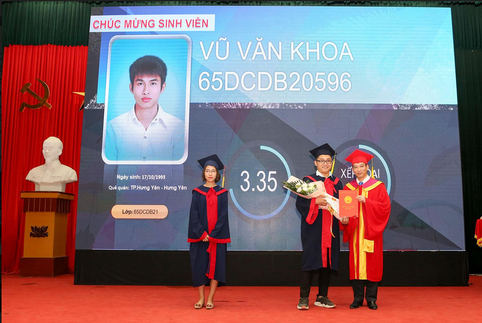 Hàng trăm sinh viên được tuyển dụng ngay trong lễ trao bằng tốt nghiệp - 2 Hàng trăm sinh viên được tuyển dụng ngay trong lễ trao bằng tốt nghiệp - 2