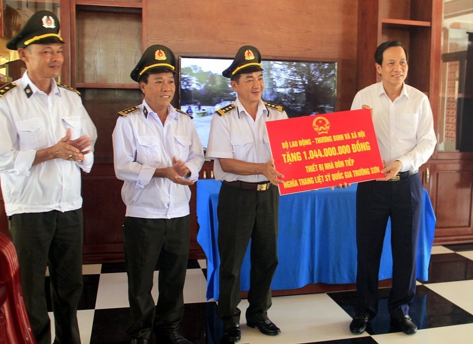 Trao hơn 1 tỷ đồng mua trang thiết bị Nhà đón tiếp Nghĩa trang Quốc gia Trường Sơn - 1 Trao hơn 1 tỷ đồng mua trang thiết bị Nhà đón tiếp Nghĩa trang Quốc gia Trường Sơn - 1
