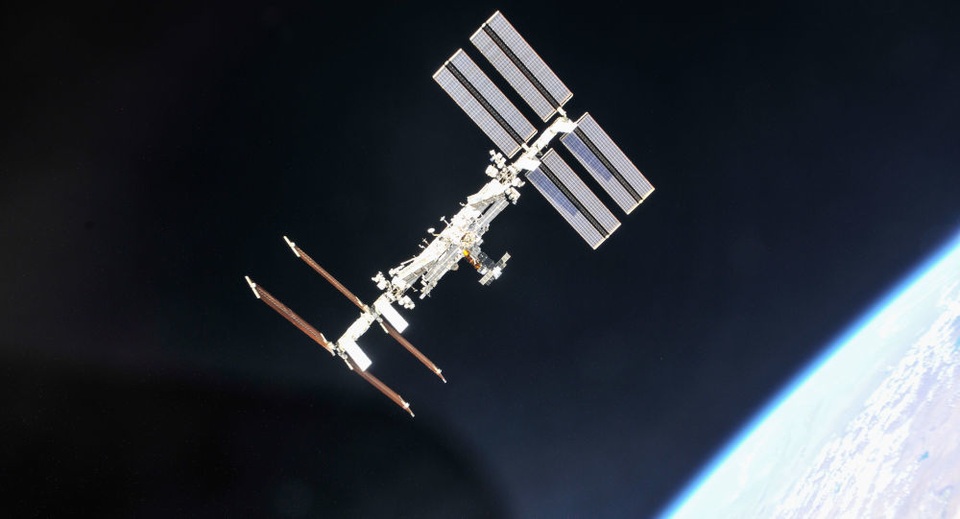 UFO bay quay trạm ISS “kiểm tra sự tiến bộ của loài người”? - 1 UFO bay quay trạm ISS “kiểm tra sự tiến bộ của loài người”? - 1