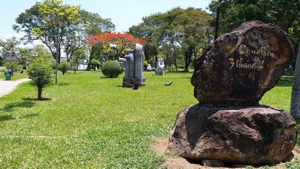 Bức tượng khỏa thân “Người đàn ông cúi đầu” sẽ được dựng theo trục dọc sông Hương - 1 Bức tượng khỏa thân “Người đàn ông cúi đầu” sẽ được dựng theo trục dọc sông Hương - 1
