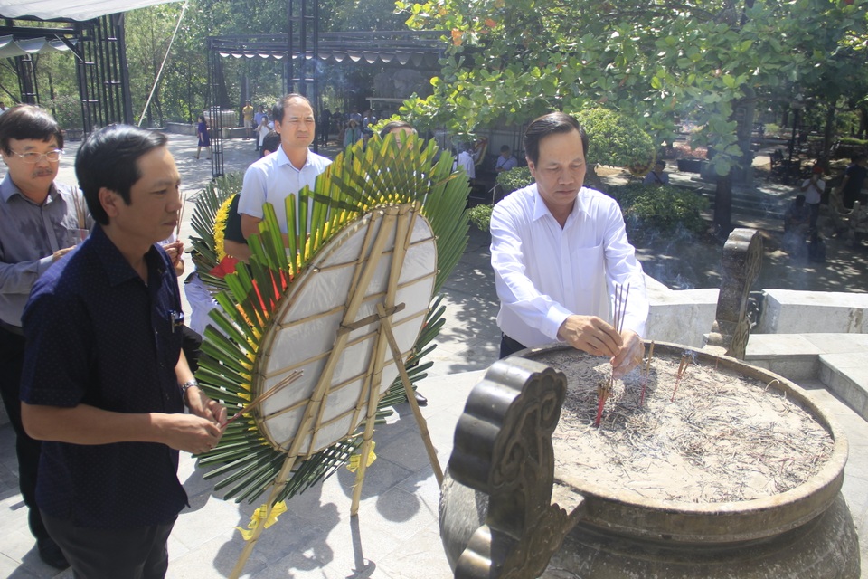 Đoàn công tác Bộ LĐ-TBXH tri ân các anh hùng, liệt sĩ tại Quảng Trị - 3 Đoàn công tác Bộ LĐ-TBXH tri ân các anh hùng, liệt sĩ tại Quảng Trị - 3