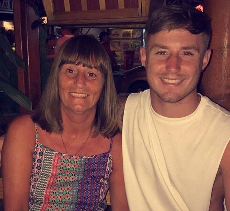 Nữ du khách bị lột trần bikini và gẫy đốt sống khi trượt nước - 2