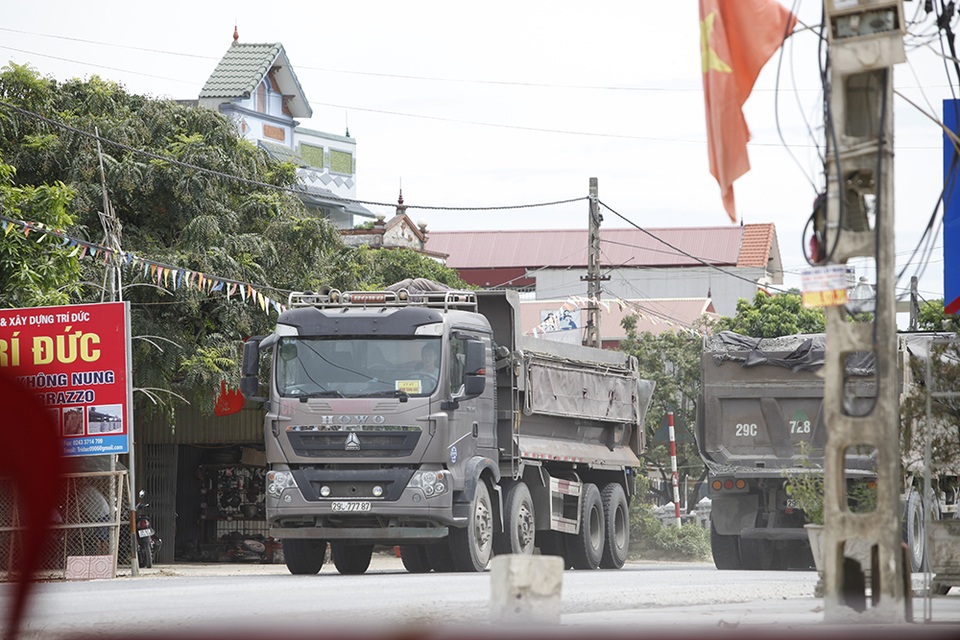 Binh đoàn xe quá khổ, quá tải lộng hành trên đường mòn Hồ Chí Minh - 4 Binh đoàn xe quá khổ, quá tải lộng hành trên đường mòn Hồ Chí Minh - 4
