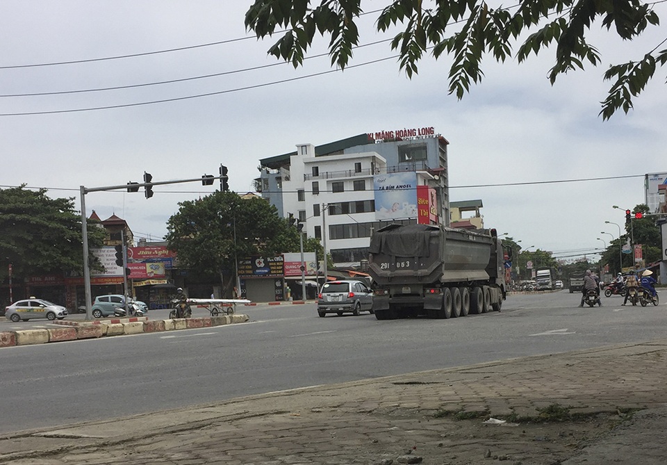 Binh đoàn xe quá khổ, quá tải lộng hành trên đường mòn Hồ Chí Minh - 8 Binh đoàn xe quá khổ, quá tải lộng hành trên đường mòn Hồ Chí Minh - 8