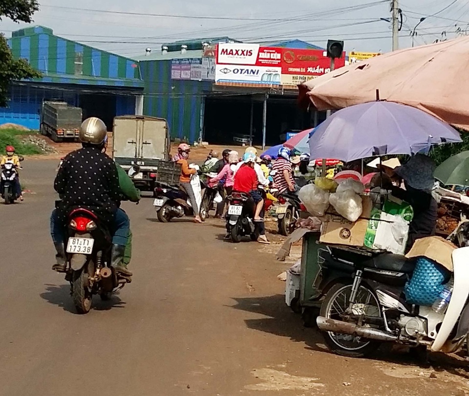 Những chợ tạm trên Quốc lộ, “cái bẫy rình rập” tại Gia Lai! - 5 Những chợ tạm trên Quốc lộ, “cái bẫy rình rập” tại Gia Lai! - 5