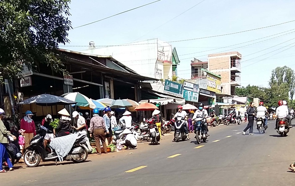Tăng cường kiểm tra xử lý, “xóa” chợ tạm trên quốc lộ tại Gia Lai! - 2 Tăng cường kiểm tra xử lý, “xóa” chợ tạm trên quốc lộ tại Gia Lai! - 2