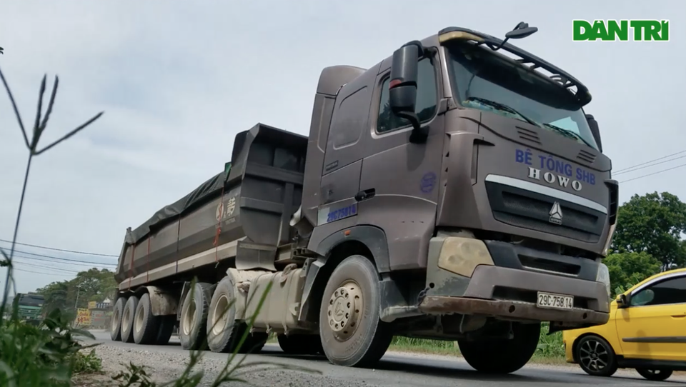 Binh đoàn xe quá khổ, quá tải lộng hành trên đường mòn Hồ Chí Minh - 2 Binh đoàn xe quá khổ, quá tải lộng hành trên đường mòn Hồ Chí Minh - 2