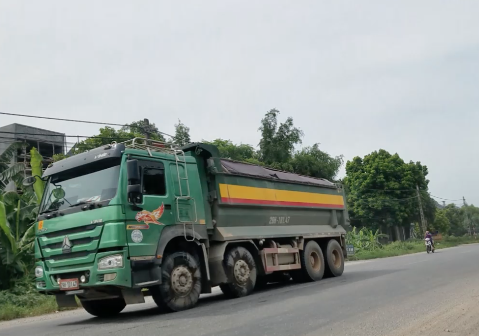 Binh đoàn xe quá khổ, quá tải lộng hành trên đường mòn Hồ Chí Minh - 5 Binh đoàn xe quá khổ, quá tải lộng hành trên đường mòn Hồ Chí Minh - 5