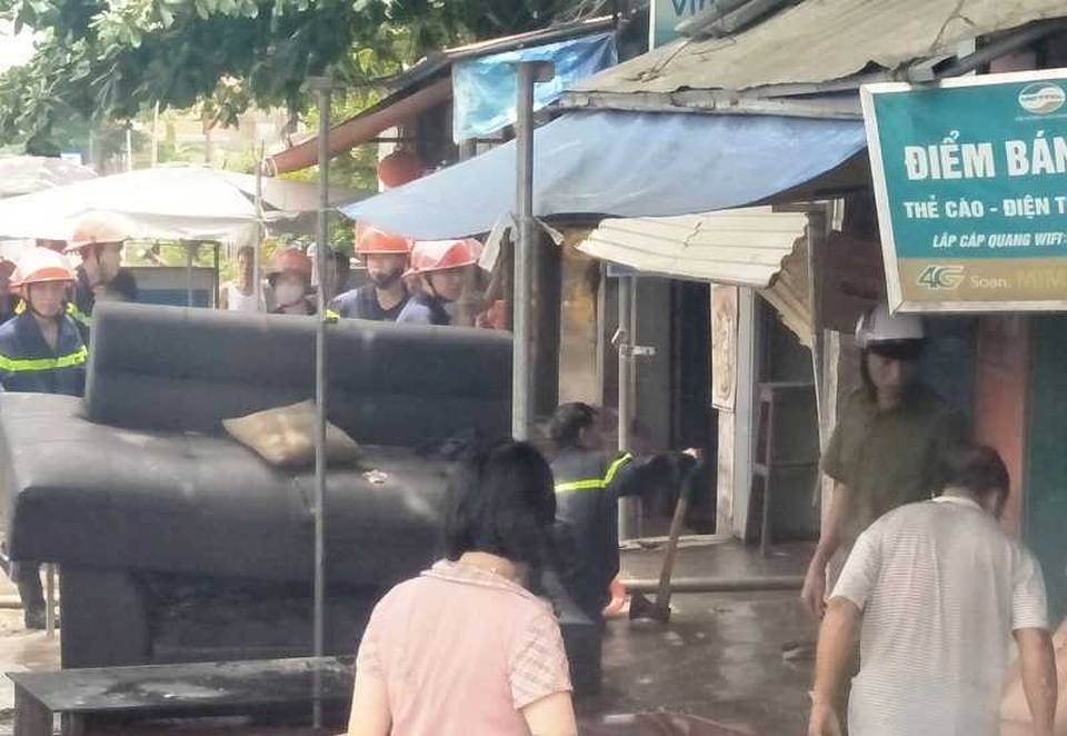 Dùng rìu phá cửa cứu ngôi nhà vắng chủ bốc cháy giữa trưa - 2 Dùng rìu phá cửa cứu ngôi nhà vắng chủ bốc cháy giữa trưa - 2