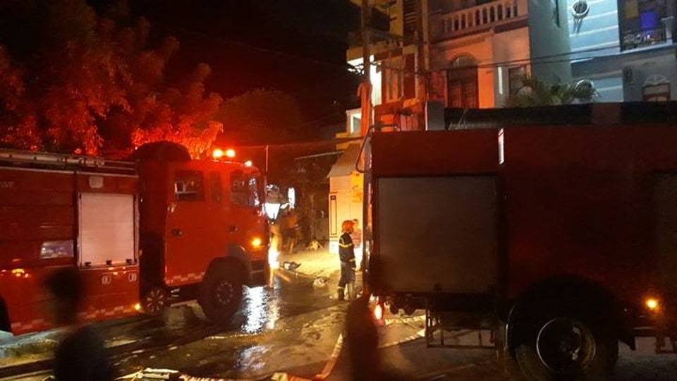 Núi Bà Hỏa cháy dữ dội trong đêm tối - 1 Núi Bà Hỏa cháy dữ dội trong đêm tối - 1
