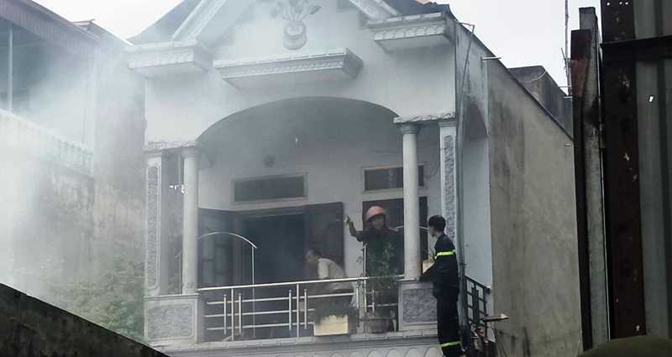 Dùng rìu phá cửa cứu ngôi nhà vắng chủ bốc cháy giữa trưa - 3 Dùng rìu phá cửa cứu ngôi nhà vắng chủ bốc cháy giữa trưa - 3