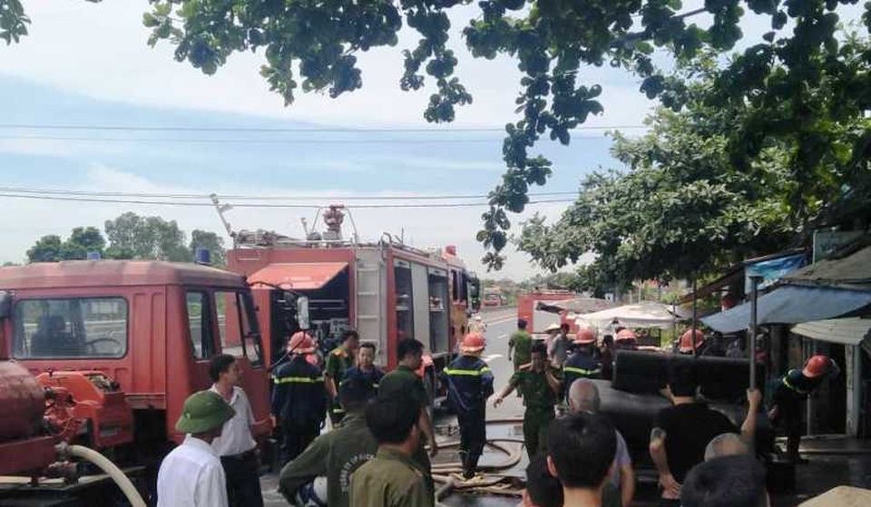 Dùng rìu phá cửa cứu ngôi nhà vắng chủ bốc cháy giữa trưa - 1 Dùng rìu phá cửa cứu ngôi nhà vắng chủ bốc cháy giữa trưa - 1