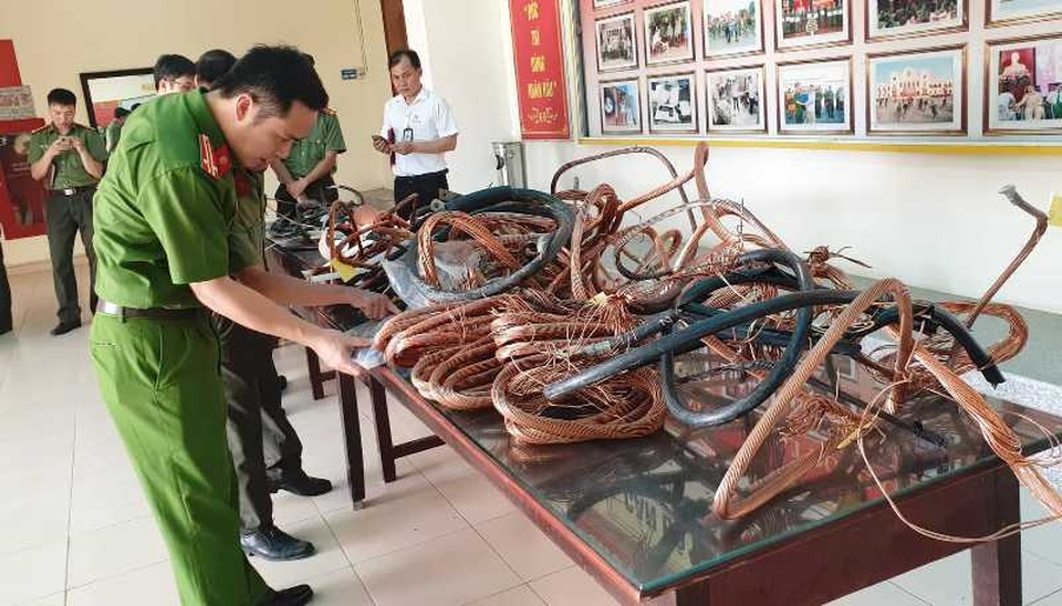Bắt thợ cơ khí cắt trộm dây điện tại 13 trạm biến áp để bán đồng nát - 3 Bắt thợ cơ khí cắt trộm dây điện tại 13 trạm biến áp để bán đồng nát - 3