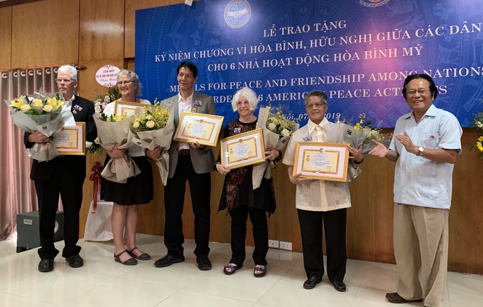 6 nhà hoạt động hòa bình Mỹ nhận Kỷ niệm chương của Việt Nam - 1 6 nhà hoạt động hòa bình Mỹ nhận Kỷ niệm chương của Việt Nam - 1
