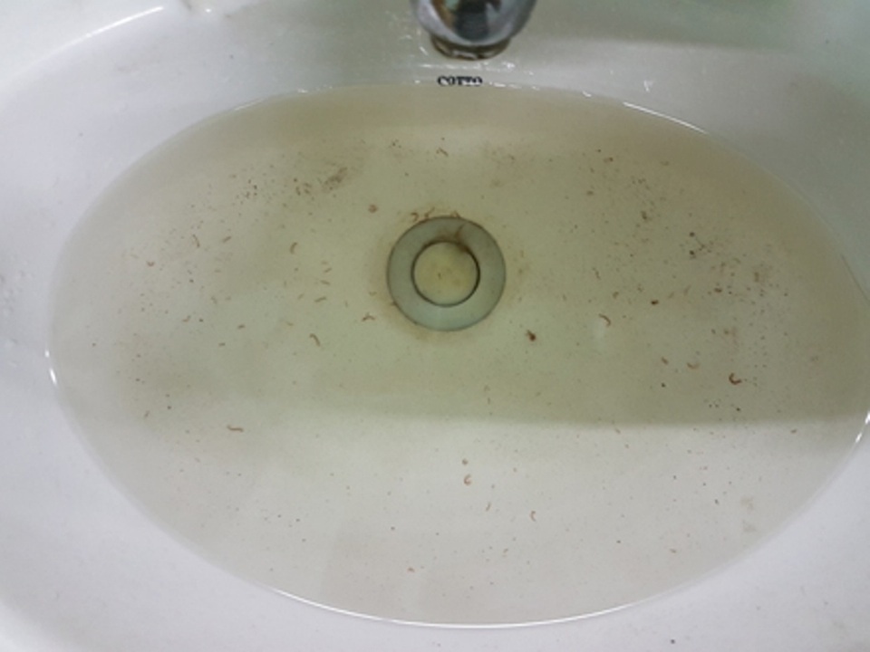 Mất tiền mua nước sạch, dân nhận nước… siêu bẩn - 1 Mất tiền mua nước sạch, dân nhận nước… siêu bẩn - 1