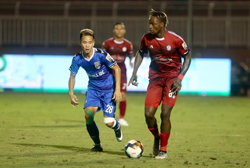 Thắng B.Bình Dương, CLB TPHCM tạm đòi lại ngôi đầu bảng V-League - 4 Thắng B.Bình Dương, CLB TPHCM tạm đòi lại ngôi đầu bảng V-League - 4