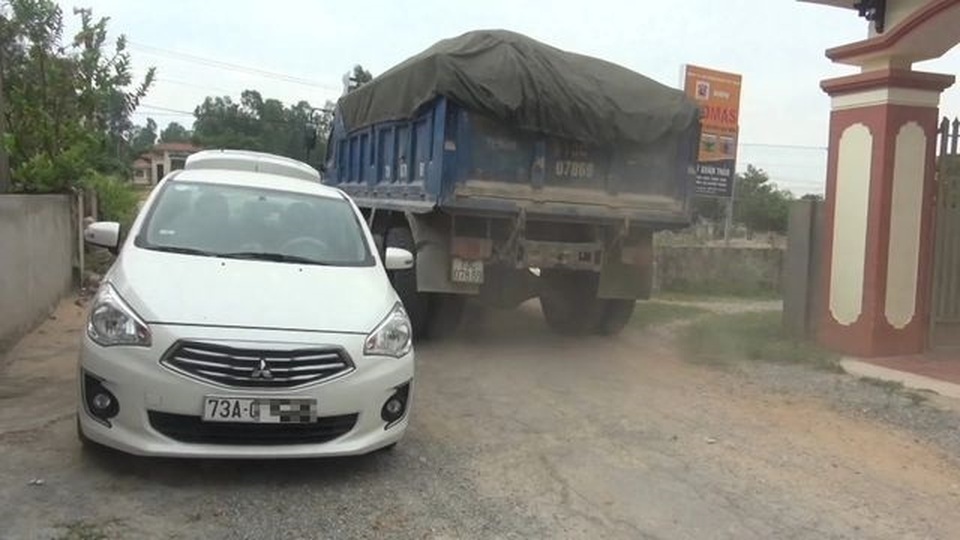 Đau đầu tình trạng ô tô đại náo làng quê vì né trạm thu phí - 3 Đau đầu tình trạng ô tô đại náo làng quê vì né trạm thu phí - 3