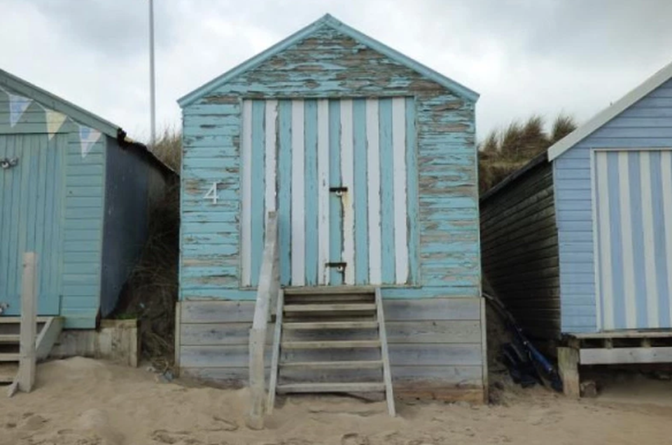 Túp lều bên bờ biển, không điện, không nước được bán với giá hơn 3,2 tỉ đồng - 1 Túp lều bên bờ biển, không điện, không nước được bán với giá hơn 3,2 tỉ đồng - 1