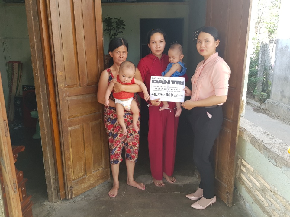 Bạn đọc báo Dân trí giúp đỡ thêm 40 triệu đồng đến 2 bé trai sinh đôi mắc đủ thứ bệnh - 1 Bạn đọc báo Dân trí giúp đỡ thêm 40 triệu đồng đến 2 bé trai sinh đôi mắc đủ thứ bệnh - 1