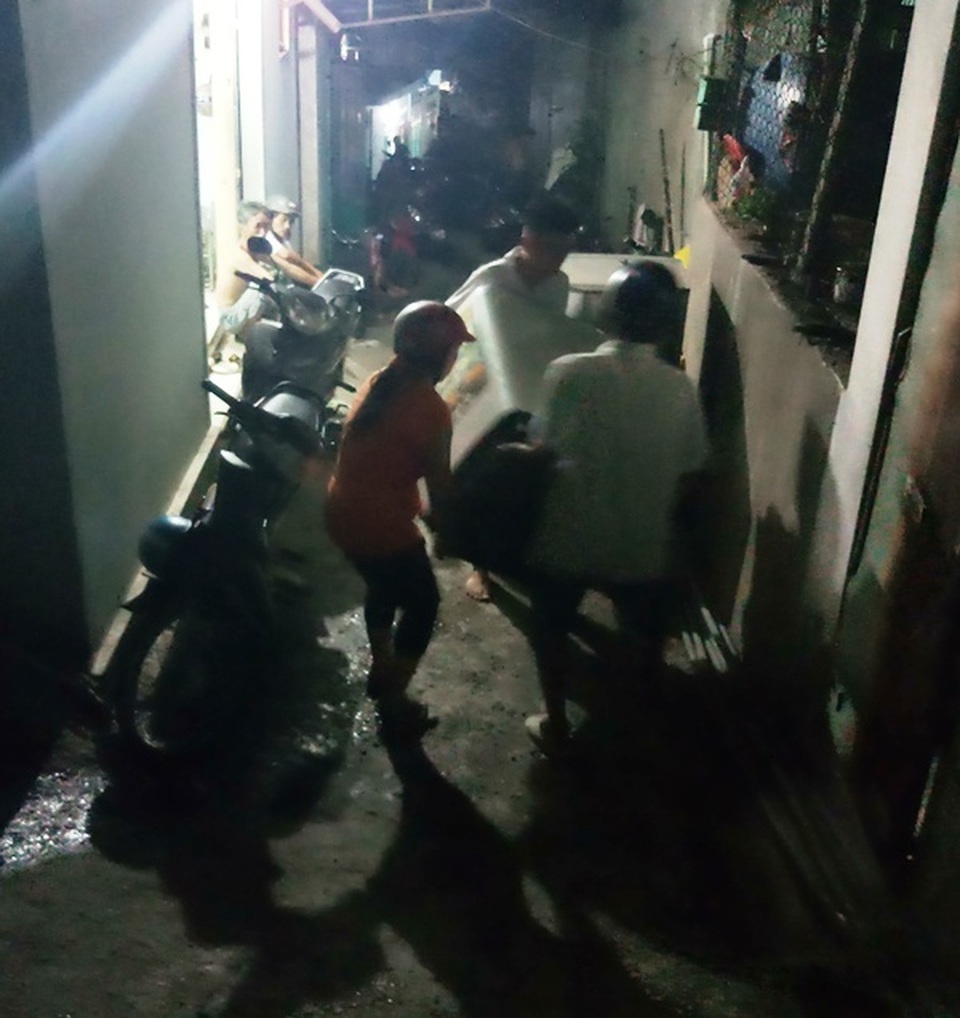 Hơn 600 người xuyên đêm dập đám cháy dữ dội trên núi Bà Hỏa - 6 Hơn 600 người xuyên đêm dập đám cháy dữ dội trên núi Bà Hỏa - 6