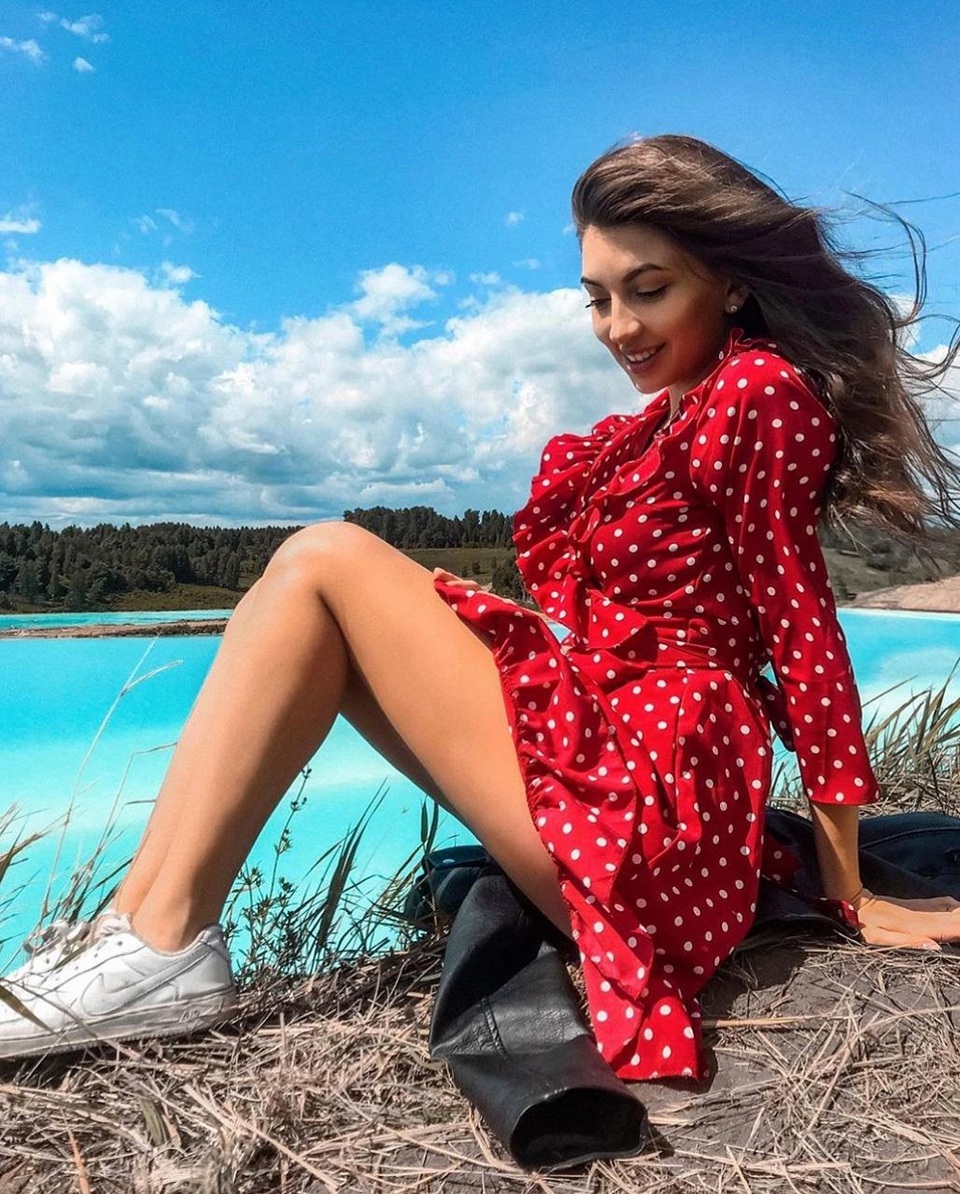 Gái xinh “phát cuồng” với hồ nước xanh lam ngọc ảo diệu nhưng chứa đầy chất độc - 1 Gái xinh “phát cuồng” với hồ nước xanh lam ngọc ảo diệu nhưng chứa đầy chất độc - 1