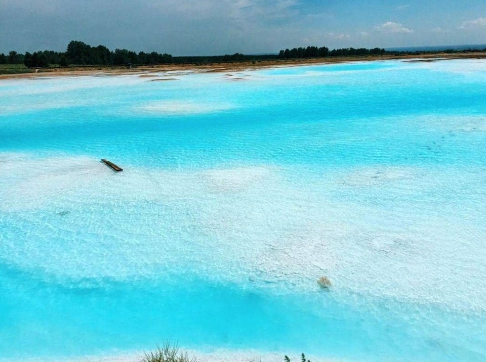 Gái xinh “phát cuồng” với hồ nước xanh lam ngọc ảo diệu nhưng chứa đầy chất độc - 2 Gái xinh “phát cuồng” với hồ nước xanh lam ngọc ảo diệu nhưng chứa đầy chất độc - 2