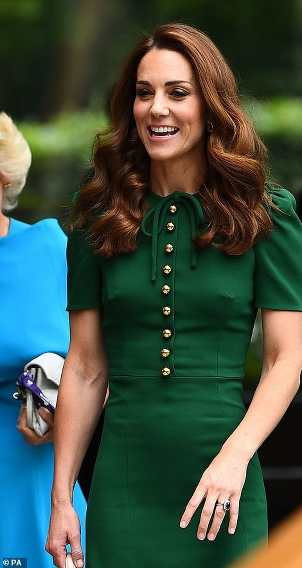 Công nương Kate Middleton diện váy gần 4000 USD đi xem tennis - 4 Công nương Kate Middleton diện váy gần 4000 USD đi xem tennis - 4