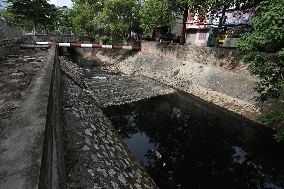 Cá chết nổi trên sông Tô Lịch sau khi dừng nhận nước từ Hồ Tây - 1 Cá chết nổi trên sông Tô Lịch sau khi dừng nhận nước từ Hồ Tây - 1