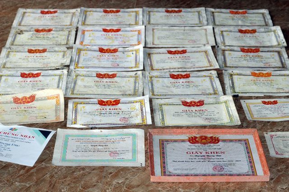 Nhiều trường đại học sẵn sàng nhận nữ sinh nghèo bỏ thi tốt nghiệp chịu tang bố - 2 Nhiều trường đại học sẵn sàng nhận nữ sinh nghèo bỏ thi tốt nghiệp chịu tang bố - 2