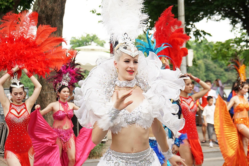 10.000 người diễu hành quanh hồ Gươm mừng Thành phố vì hòa bình - 5 10.000 người diễu hành quanh hồ Gươm mừng Thành phố vì hòa bình - 5