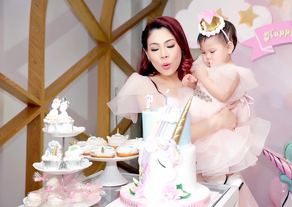 Ca sĩ Thanh Thảo về Việt Nam mừng thôi nôi con gái - 3