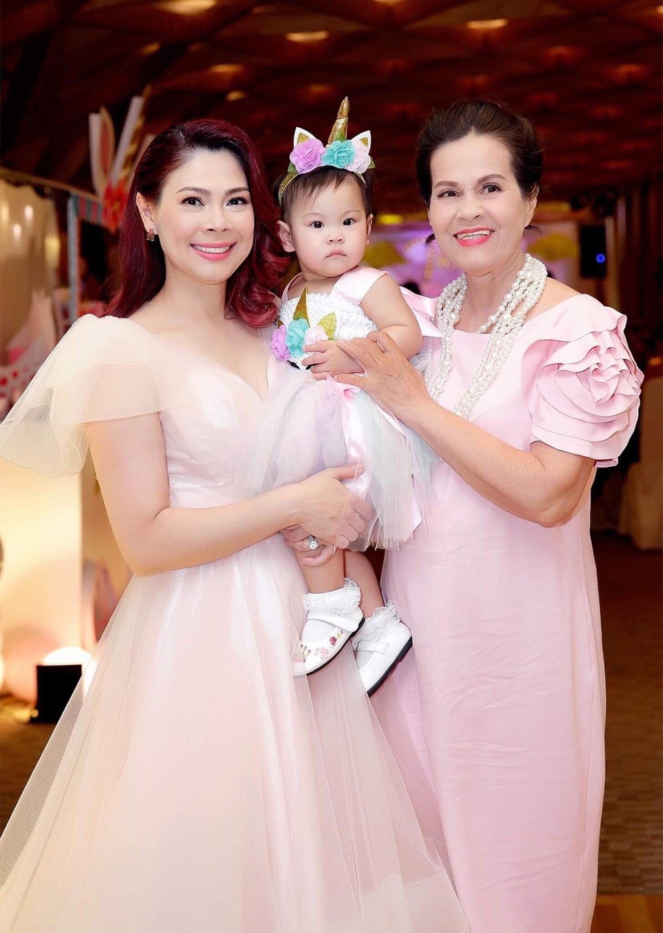 Ca sĩ Thanh Thảo về Việt Nam mừng thôi nôi con gái - 7