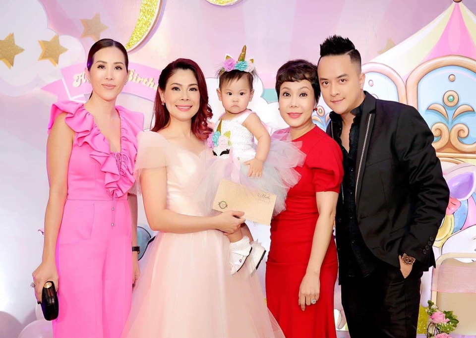 Ca sĩ Thanh Thảo về Việt Nam mừng thôi nôi con gái - 10