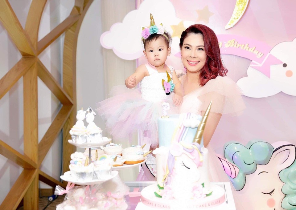 Ca sĩ Thanh Thảo về Việt Nam mừng thôi nôi con gái - 1