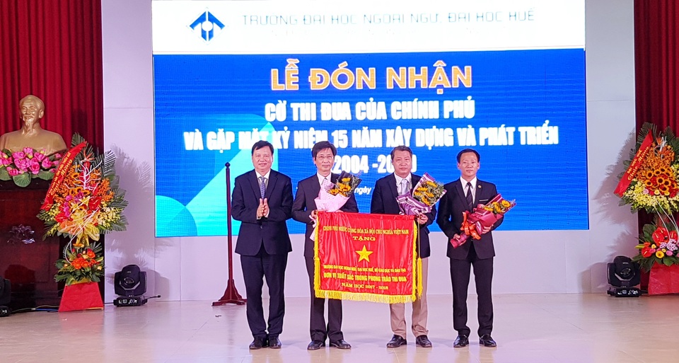 Trường ĐH Ngoại ngữ - ĐH Huế đón nhận Cờ Thi đua Chính phủ - 1 Trường ĐH Ngoại ngữ - ĐH Huế đón nhận Cờ Thi đua Chính phủ - 1