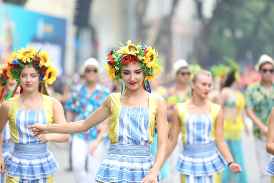Du khách thích thú xem vũ công múa lửa, nhảy latinh giữa phố Hà Nội - 4 Du khách thích thú xem vũ công múa lửa, nhảy latinh giữa phố Hà Nội - 4