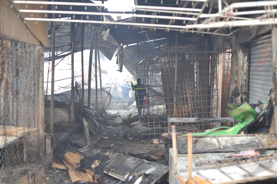 Vụ cháy chợ thiêu rụi 45 ki ốt: Trên 10 tỷ đồng ra tro - 2