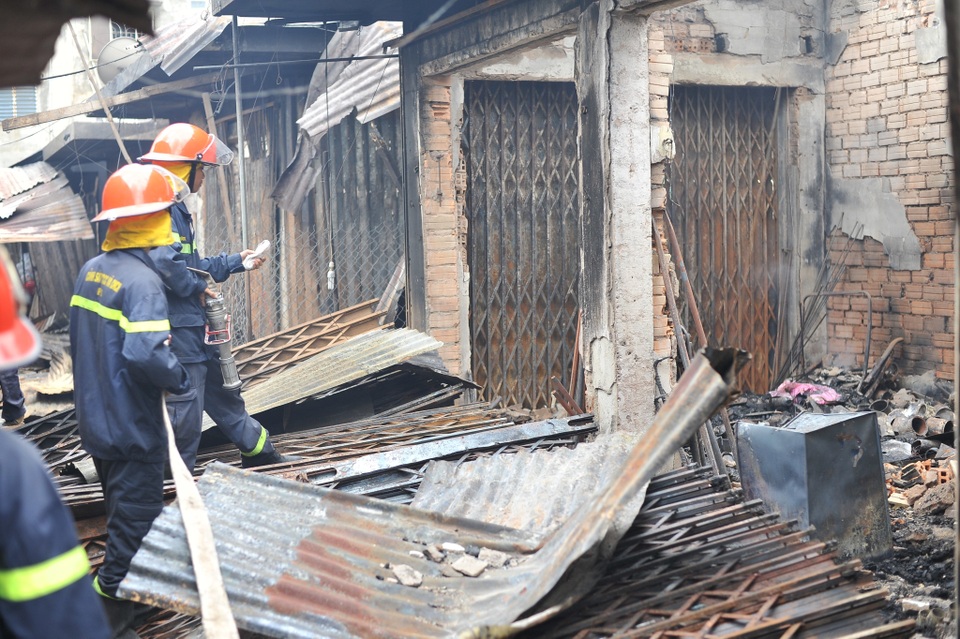 Vụ cháy chợ thiêu rụi 45 ki ốt: Trên 10 tỷ đồng ra tro - 4