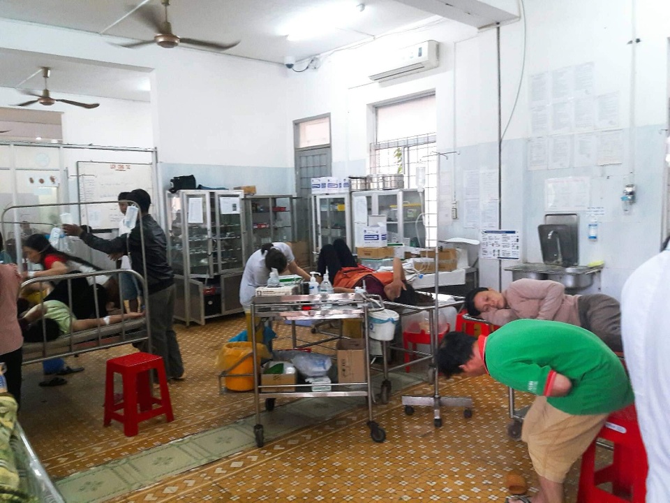 Đắk Lắk: Ăn đám cưới, trên 200 người ồ ạt nhập viện cấp cứu - 2 Đắk Lắk: Ăn đám cưới, trên 200 người ồ ạt nhập viện cấp cứu - 2